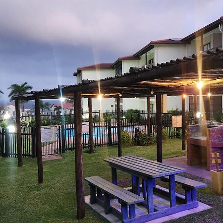 Topanga 17 Uvongo Beach Exterior foto